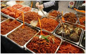 광장시장먹거리 골목에는 모든 종류의 길거리 음식이 모여 있다고 해도 될 정도다 <한국간편결제진흥원 제공>